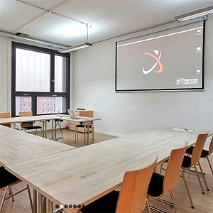 Heller Seminarraum bei Pixelcomputer mit Beamer und Leinwand zur Miete für Schulungen und Meetings
