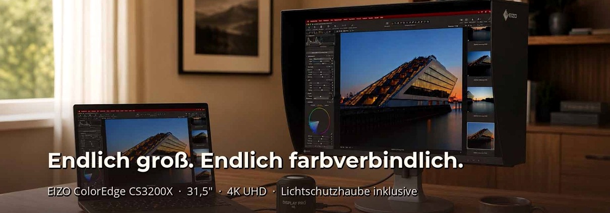 EIZO ColorEdge CS3200X mit Lichtschutzhaube neben einem Lenovo ThinkPad, Capture One auf 31,5 Zoll